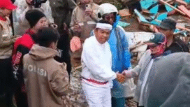 Gubernur Jawa Barat, Dedi Mulyadi , Sabtu, mendatangi lokasi bencana longsor di Cisaruan, lereng Gunung Burangrang. Ia membagikan 1000 nasi kota, serta memerintakan Sekda Jabar memberi santunan Rp 10 juta/ korban. Foto Video/KDM