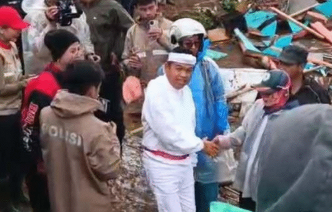 
					Gubernur Jawa Barat, Dedi Mulyadi , Sabtu, mendatangi lokasi bencana longsor di Cisaruan, lereng Gunung Burangrang. Ia membagikan 1000 nasi kota, serta memerintakan Sekda Jabar memberi santunan Rp 10 juta/ korban. Foto Video/KDM