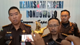 Kejaksaan Negeri Bondowoso menggelar konferensi pers, Senin 26 Januari 2026, memberi keterangan penahanan Ketua GP Ansor Bondowoso, terkait tuduhan korupsi dana hibah pemrpov jati, Rp 1,2 miliar. Foto: Ist