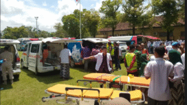 Puluhan ambulansa dikerahkan untuk membawa siswa SMA II Kudus ke rurmah diduga alami keracunan makan menu storo ayam suwit dari SPPG. Foto: joglojateng.com
