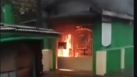 Api berkobar membakar keranda jenazah yang tersimopang di rumah keranda makam Dusun Sumberpandan, Desa Mojotamping, Kecamatan Bangsal, Mojokerto, menyatakan keterkejutan besar atas kebakaran keranda jenazah di tengah hujan deras pada Sabtu sore sekitar pukul 17.00, 3 Janjarui 2025. Foto: instagram@info-seputar-jombang