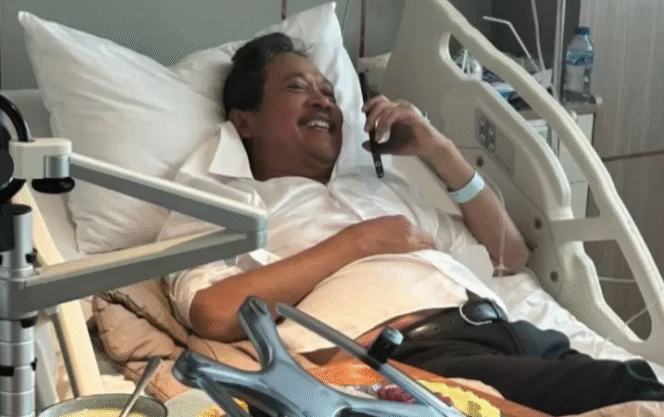 
					Menteri KKP, Sakti Wahyu Trenggono saat ini masih dirawat di RSCM< setelah mabruk saat upacara penerimaan jenazah tiga orang korban ATR, di kantor KKP, Minggu siang, 25 Januari 2026. Foto: ist