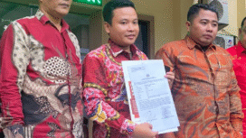 Ketua Madas Swedarah M Taufik (tengah) bersama beberapa lawyernya mendatangani Polda Jatim melaporkan wakil walikota Surabaya H Armuji, terkait dugaan pelanggaran UU ITE. Foto: kompas.jatim.com