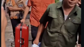 Aparat dari KPK melakukan penggeledahan d rumah kediaman Bupati Pati, Jawa Tengah, sekitar pukul 15.00 WIB, kamis , 22 Januari 2026. Menangkut sebuah kardus dan dua koper. Foto: Instagram@kr1t1kp3d45_n30