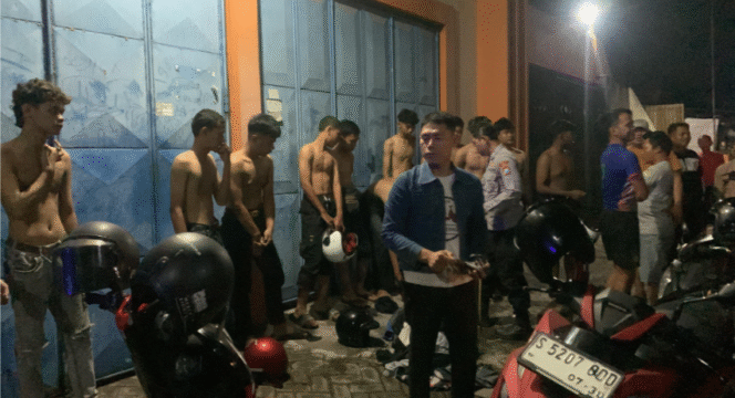 
					Polisi Jombang meringkus 43 oknum pendekat silat, karena berbuat onar dan menganggu keamanan masyarakat. Selian itu polres Jombang juga menyita 27 unit motor. Foto: kredonews.com/ elok apriyanto