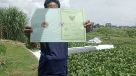 Warga Desa Mayangan, Jogoroto yang lahannya diubah menjadi kolam IPAL. tetapi belum ada pembicaran soal pemakaian. Foto: kredondeww.com/ elok apriyanto