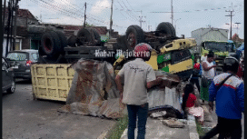 Dump truck terguling di depan jembatan timbang Trowulan, Mojokerto, Sabtu siang 17 Januari 2026. Kecelakaan ini menyebabkan sopir meninggal dunia, seorang perempuan penumpang ruang kemudian alami syoik. Foto: Instagram@kabarm ojokerto.id