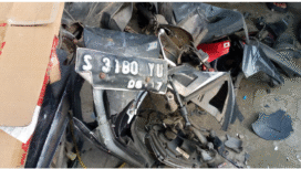 Satu dari sekitar enam motor yang rusak berat akibat ditabrak pengendara Avanza di jl,  KH Hasyim Asy'ari, Jombang, Minggu sore, 26 Januari 2026. Foto: kredoneww.com/ elok apriyanto