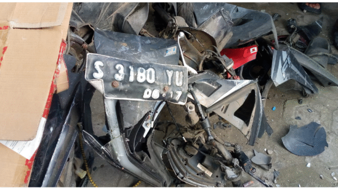 
					Satu dari sekitar enam motor yang rusak berat akibat ditabrak pengendara Avanza di jl,  KH Hasyim Asy'ari, Jombang, Minggu sore, 26 Januari 2026. Foto: kredoneww.com/ elok apriyanto