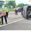 Petugas TOL melakuan penderekan sebuah kendaraan Innova yang mengalami kecelakaan tunggal, Sabtu pago 06.00-06.05, 24 Januati 2026. Sopir dan enam penumpang luka-luka. Foto ist