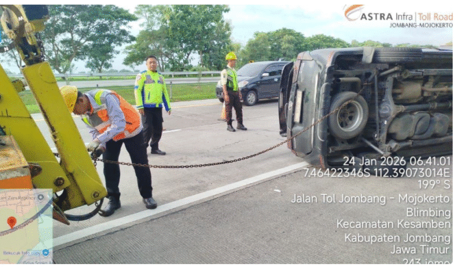 
					Petugas TOL melakuan penderekan sebuah kendaraan Innova yang mengalami kecelakaan tunggal, Sabtu pago 06.00-06.05, 24 Januati 2026. Sopir dan enam penumpang luka-luka. Foto ist