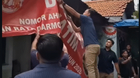 Polrestabes Surabaya melakukan penyegelan sekretariat Madas Sedarah, sejak 15 Januari 2026. Sampai saat ini Polrestabes Surabaya menempatkan pasukan Brimob untuk menjaga sekretariat tesebut. Foto: Instagram@lovesurabaya