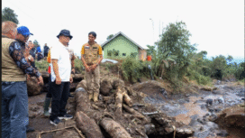 Setelah netizen ngamuk-ngamuk di medsos bahwa Jawa Tengah Tidak Punya Gubernur, akhirnya Jumat 30 Januari 2026, muncul melakukan pnjungan ke beberapa wilayah lokasi korban banjir bandang di Pemalang. Foto: antara