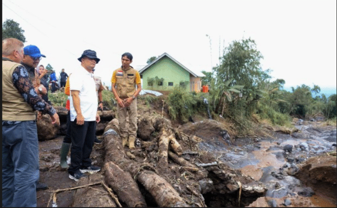 
					Setelah netizen ngamuk-ngamuk di medsos bahwa Jawa Tengah Tidak Punya Gubernur, akhirnya Jumat 30 Januari 2026, muncul melakukan pnjungan ke beberapa wilayah lokasi korban banjir bandang di Pemalang. Foto: antara