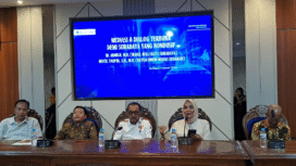 Mengakhiri komflik hukum, wakil walikota Surabaya Dr H Armuji melakukan persamaian dengan M Taufik, ketua umum Madas Sedarah, di kampus Unitomo, Selasa, 6 Januari 2026. Foto: antara