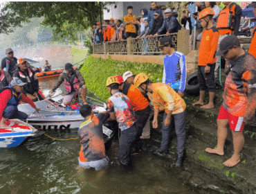 Petugas BPBD dan keamanan Telaga Sarangan, Magetan, dikerahkan untuk membantu menyelamatan tiga orang wisatawan dan 8 unit morot yang tercebut ke telaga. Hal itu disebutkan tanggul bibir (tubir) telaga Sarangan mengalami ambrol, Sabut 17 Janjuari 2026. Foto: kredonews.com/ bambang tjuk winarno