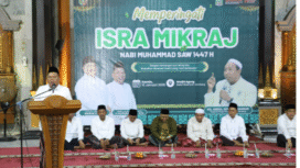 Wakil Bupati Jomang, KH Salmanuddin Yazid mewakil bupati Jombang memyampaikan kata sambutan. Sedangkan  KH. Abdul Qoyyum Manshur (Gus Qoyyum) membawakan tausyiah Isra Mi'raj. Foto: diskominfo pemkab jombang