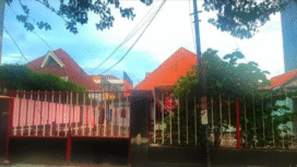 Inilah rumah mewah yang berdiri di Jl, raya Darmo, Surabaya yanfg selama ini digunakan untuk sekreatrait Madas Sedarah,. Rumah ini pula pernah menjadi sasaran aksi demo sejumlah pemuda terkait dengan kasus penganiayaan perohan rumah nenek Elina Widjayanti, 80,  Foto: bsermedia.com
