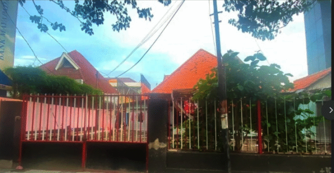 
					Inilah rumah mewah yang berdiri di Jl, raya Darmo, Surabaya yanfg selama ini digunakan untuk sekreatrait Madas Sedarah,. Rumah ini pula pernah menjadi sasaran aksi demo sejumlah pemuda terkait dengan kasus penganiayaan perohan rumah nenek Elina Widjayanti, 80,  Foto: bsermedia.com