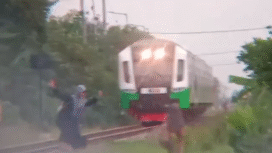 Aksi mempertaruhkan nyawa, terjadi di jalur kereta api Sidoarjo menuju Mojokerto. tepatnya di di KM 31+½, Desa Durungbedug, Kecamatan Candi, dan diketahui melibatkan kakak beradik berusia sekitar 12 tahun, melakukan pengadangan sebuah lokomotif yang sedang berjalan, 26 Desember 2025 sekitar pukul 17.20 WIB . Instagram@relafans.daop8