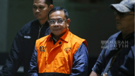 Betapa senangn dan bagganya warga Pati, bupatinya bernama Sudewo sekarang sudah mengenakan ropi oranye. KPK menangkap tangan (OTT), dan menetapkannya sebagai terangka kasus jual beli jabatan kepala desa, Selasa malam, 20 Januari 2026. Foto: Instagram@merahputi.com