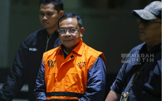 
					Betapa senangn dan bagganya warga Pati, bupatinya bernama Sudewo sekarang sudah mengenakan ropi oranye. KPK menangkap tangan  (OTT), dan menetapkannya sebagai terangka kasus jual beli jabatan kepala desa, Selasa malam, 20 Januari 2026. Foto: Instagram@merahputi.com