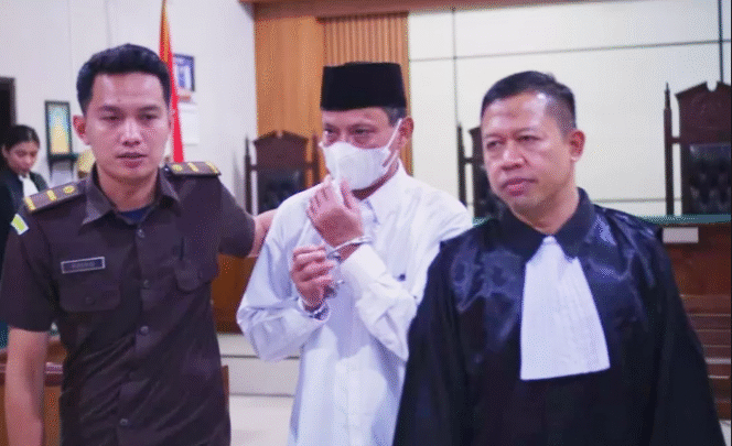 
					Majelis Hakim PN Kudus, Jawa Tengah, untuk pertama kalinya menerapkan KUHP baru, menjatuhkan vonis 60 hari kerja sosial kepada Superiyanto, anggota DPRD Kudus, karena terbukti ikut berjudi. FotoL muria.id