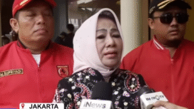 Berangkat dari fitnah muncul fitnah, menimpa Eggi Sidjana, semula masuk di dalam barisan isi ijazah palsu Jokowi. Ia berdama dengan Jokowi, Muncul isu Eggi terimas uang damai Rp 100 m. Foto: Youtube@iNews