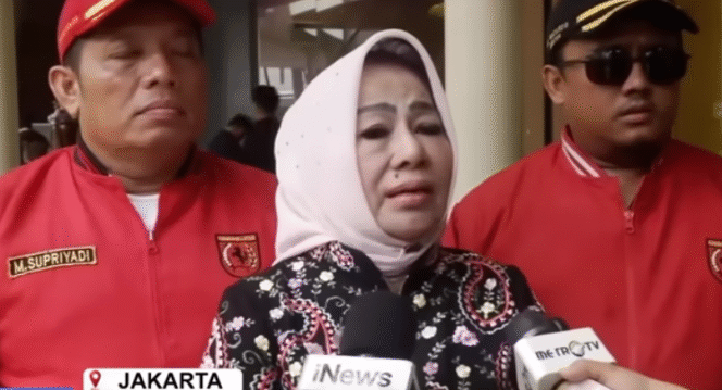 
					Berangkat dari fitnah muncul fitnah, menimpa Eggi Sidjana, semula masuk di dalam barisan isi ijazah palsu Jokowi. Ia berdama dengan Jokowi, Muncul isu Eggi terimas uang damai Rp 100 m. Foto: Youtube@iNews