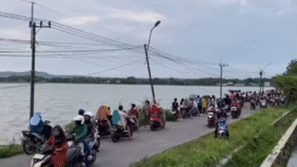 Begini warga masyarajat di sekitar Ngusikan Jombang menjadi lokasi sawat yang terendam banjir jadi tontonan. Seidkitnya di Ngsikan ada 17 ha swah berubah jadi pantai, akibat terendam hujan. Foto: kredoneww.com/ elok apriyanto