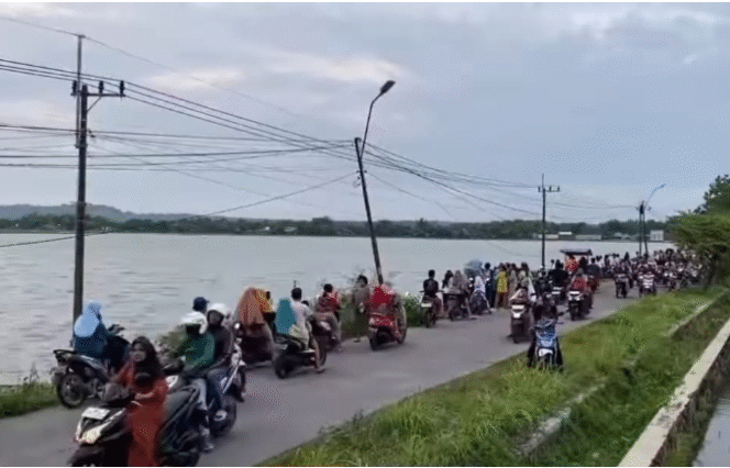 
					Begini warga masyarajat di sekitar Ngusikan Jombang menjadi lokasi sawat yang terendam banjir jadi tontonan. Seidkitnya di Ngsikan ada 17 ha swah berubah jadi pantai, akibat terendam hujan. Foto: kredoneww.com/ elok apriyanto