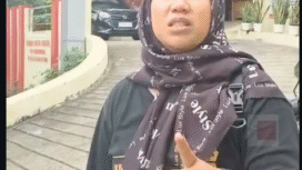 Nur Hidayah adalah perempuan aktivis, yang sedang menjaga peradilan tersangka pelaku pelecehan satnriwati di Bangkalan. Ia meminta polisi segera mengadili tersangka seorang Lora --anak pemilik pondok-- Nur Karmoah di Galis, bangkalan. Foto: Instagram@wecarebangkalanmadura