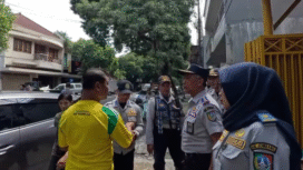 Petugas Dinas Perhubungan rajin menertibkan para perjual, agar tidak menggunakan trotoar sebagai tempat berjualan.  Selain untuk kebersihan, juga untuk keselamatan. Foto: kredonews.com/elok apriyanto