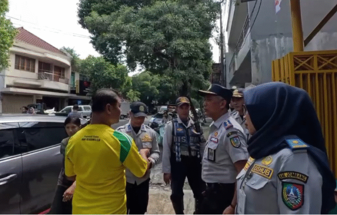 
					Petugas Dinas Perhubungan rajin menertibkan para perjual, agar tidak menggunakan trotoar sebagai tempat berjualan.  Selain untuk kebersihan, juga untuk keselamatan. Foto: kredonews.com/elok apriyanto