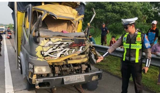 
					Kecelakaan Sabtu pagi, 24 Januari 2026 di jalan tol  Pasuruan-Probolinggo, menyebabkan satu korban meninggal dunia, terjadi KM 831/A.  Foto: suarasurabayamedia/ipda Firman