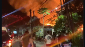 Detik-detik waktu baru bergeser dalam hitungan waktu perubahan tahun 2025 ke tahun baru 2026, warga mulai membakar kembang Api. Di menit 47, ada kembang api menimpa atap deretan vila di kawasan Pecatu, Bali, hingga meludeskan 10 unit vila, pada saat pergantian tahun baru, Kamis, 00.47 Wita. 1 Januari 2026. Foto: Instagram@infodenpasarterkini.id