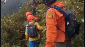 Tim SAR Gabungan  melakukan pencairan hari keempat Syafiq Ridhan Ali Razan (18), pendaki asal Magelang yang hilang di Gunung Slamet sejak 27 Desember 2025. Namun sampai saat ini kasih belum ditemukan, terutama akibat  meski terkendala cuaca buruk' Kamis  1 Januari 2026. Foto: Instagram@pemalangupdate