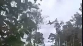 Video ini beredar di medsos, muncul gambar sebuah pesawat ditembaki oleh sejumlah pasukan OPM, dan diklaim sebagai pesawat Hercules yang ditumpangi Wapres Gibran Rakabuming Raka, saat akan menuju ke Yahukimo. tetapi Pangdam telah membantah klaim tersebut. Kunjungan resmi Wapres tidak ke Yahukimo. Foto: tangkap layar video Instagram@terkini.id