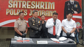 Penyidik Polres Jombang menggelar konferensi pers, Senin, 26 Januari 2026. Pengungkapan penangkapan 17 pelaku pencurian motor, dengan barang bukti 34 unit motor.Foto: kredonews.com/ elok apriyanto