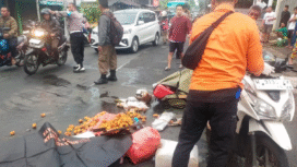 Hujan deras tergelincir lalu terlindas truk, dua mahasiswa/i IPDN warga meninggal dunia seketika, di Pada 15 Januari 2026, kecelakaan maut terjadi di Jalan Arteri Porong, Desa Pamotan, Kecamatan Porong, Sidoarjo. Foto: ist