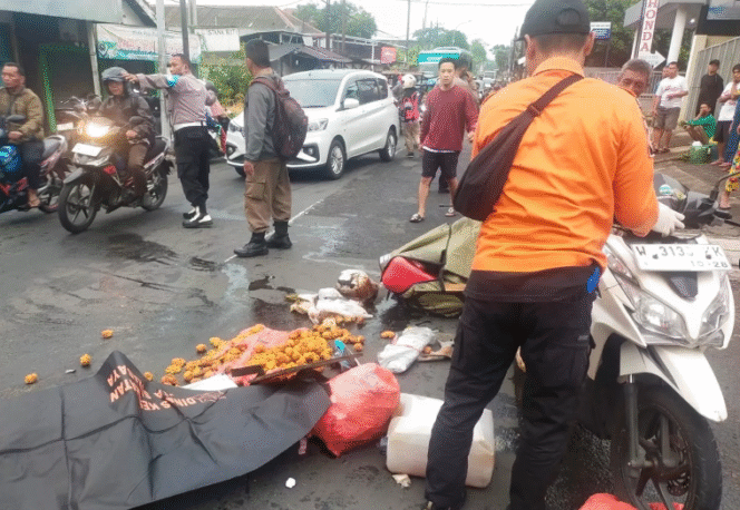 
					Hujan deras tergelincir lalu terlindas truk, dua mahasiswa/i IPDN warga meninggal dunia seketika, di Pada 15 Januari 2026, kecelakaan maut terjadi di Jalan Arteri Porong, Desa Pamotan, Kecamatan Porong, Sidoarjo. Foto: ist