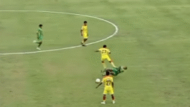 Luar biasa keras tendangan pemain Putra Jaya Pasuruan bernama Muhammad Hilmi (jersey kuning) mengarahkan tendangan keras ke dada pemain Perseta, Firman Nugraha (jersey hijau), hingga korban terkapar dan perlu ditandu keluar untuk mendapat perawatan medis. Foto: Instagram@portaljtv