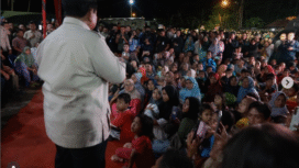 Presiden Prabowo Subianto memilih bersama warga pengungsi korban bencana di Tapanuli Selatan (Tapsel), saat pergeseran tahun 2025 ke 2026, Rabu-Kamis malam dinihari 31 Desember 2025 - 1 Januari 2026. Kini presiden sudah terbang ke Aceh, untuk mengunjungi warga terdampak bencana banjir bandang. Foto: Instagram@presidenrepublikindonesia & prabowo