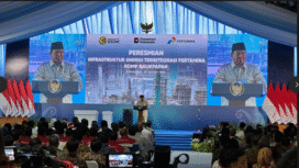 Presiden Prabowo Subianto meresmikan modersinsasi dan peningkatan kilang BBM di Balikpapan, yang menelan investasi Rp 123 triliun. Produkstivitas semula 250.000 barel menjadi 360.000 barel/ hari. Indonesia bisa berhemat impor BBM Rpm 60 triliun/ tahun. Foto: liputan5