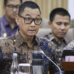 Tak mampu membendung air mata, Dirut PLN Darmawan Prasodjo saat menyampaikan papan upaya pemilihan bencana Aceh dan Sumatera, saat RDP bersama Komisi VI DPR RI, Rabu 21 Januari 2026. Foto: kumparan