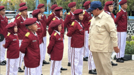 Presiden Prabowo sedang meninjau SRT 9 Banjarbaru, Kalimantan Selatan. Dalam rangka meresmikan 166 titik SRT seluruh Indonesia, Senin 12 Januari 2026. Foto: firstindonesiamagz.id