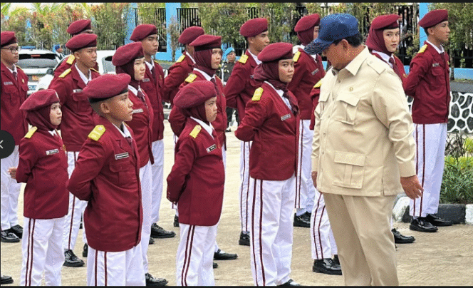 
					Presiden Prabowo sedang meninjau SRT 9 Banjarbaru, Kalimantan Selatan. Dalam rangka meresmikan 166 titik SRT seluruh Indonesia, Senin 12 Januari 2026. Foto: firstindonesiamagz.id