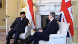 Presiden Prabowo berbincang pribadi dengan Pwerdana Mentri Inggeris, Keir Starmer Foto: bankom kepresidenen RI
