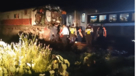 Rangkain KA Menoreh mengalamai kecelakaan menabark sebuah truk air yang mogok di tengah rel, hingga truk terseret sejauh 300 m. Insiden ini terjadi di perlintasan sebidang tak terjaga KM 201+400, Desa Dompyong Kulon, Kecamatan Gebang, Kabupaten Cirebon.sekitar pukul 02.47 wib dinihari, Rabu, 21 Januari 2025. Foto: instagram@radarcirebon