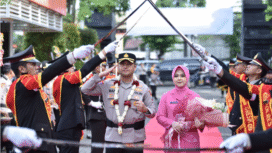 AKBP Ramadhan Nasution memasuki kantor barunya di Polres Gresik, disambut dengan barisan pedang pora, sebagai penghormatan kedatangan dan kepergian pejabat di lingkungan kepolisian. Foto: kredonews.com/ sanny